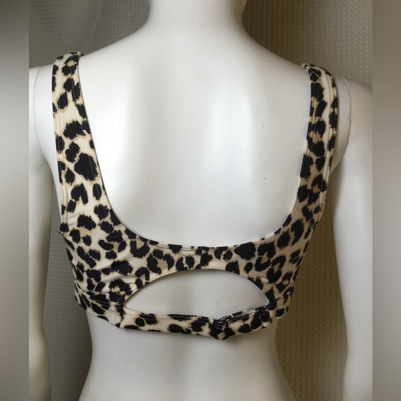 ♥️HP!♥️ Old Navy | Cheetah Cut Out Sports Bra - Picture 2 of 10